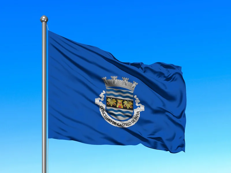 Bandeira do Município de Castelo de Paiva em mastro
