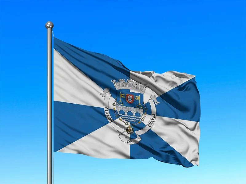 Bandeira do Município de Chaves em mastro