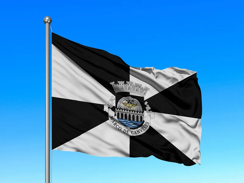 Bandeira do Município de Marco de Canaveses em mastro