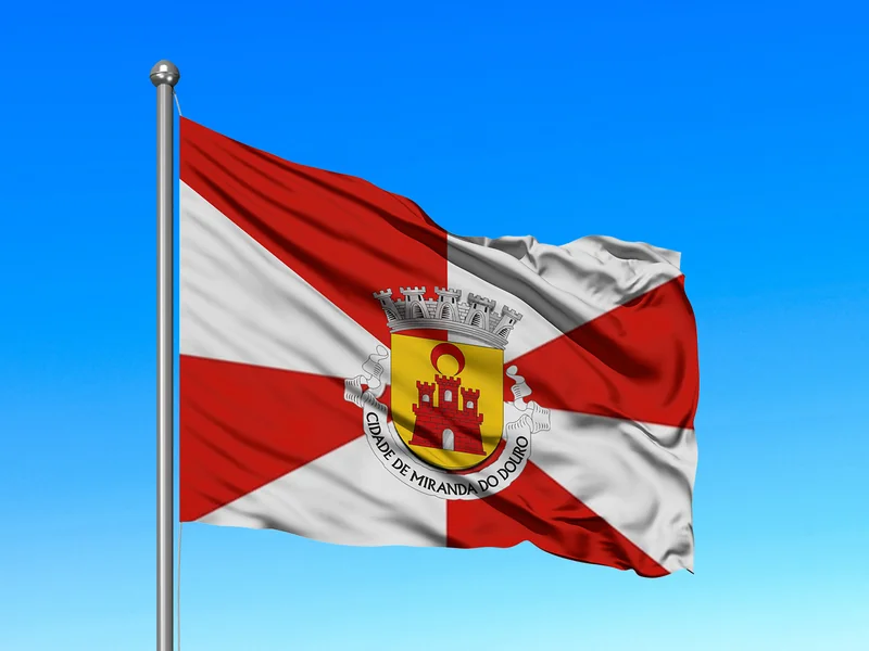 Bandeira do Município de Miranda do Douro em mastro