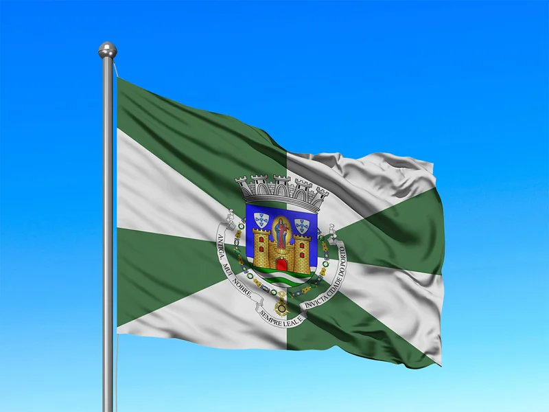 Bandeira do Município de Porto em mastro