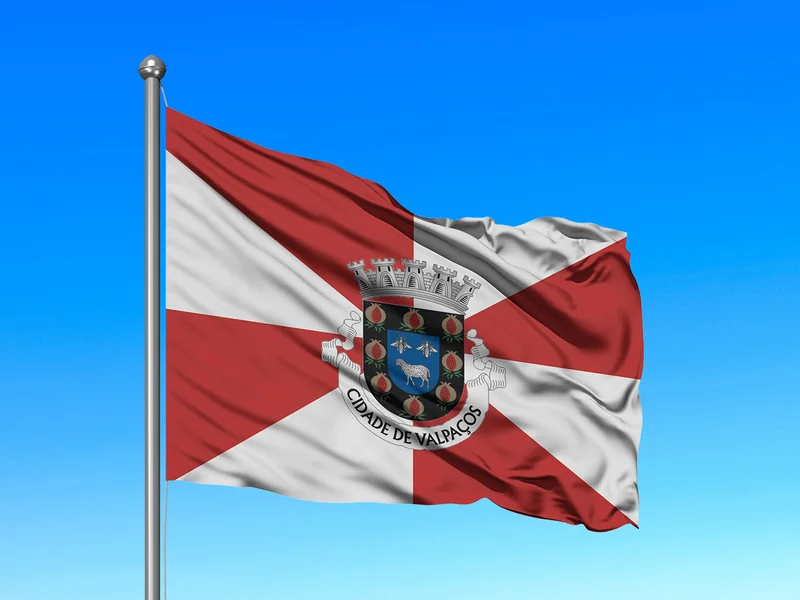 Bandeira do Município de Valpaços em mastro