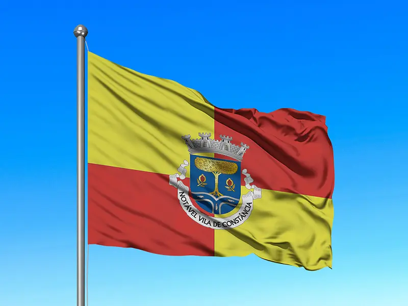 Bandeira do Município de Constância em mastro