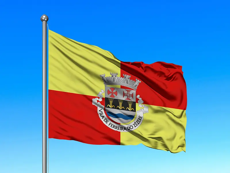 Bandeira do Município de Ferreira do Zêzere em mastro