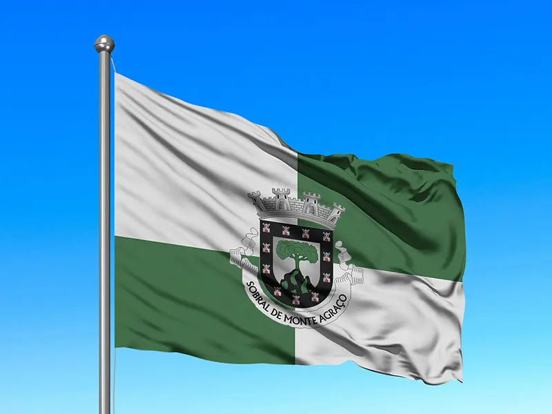 Bandeira do Município de Sobral de Monte Agraço em mastro