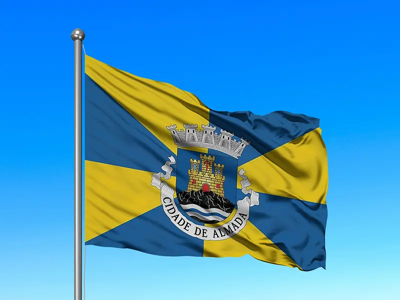 Bandeira do Município de Almada em mastro