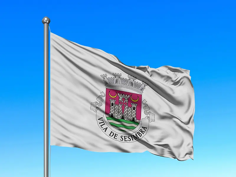 Bandeira do Município de Sesimbra em mastro